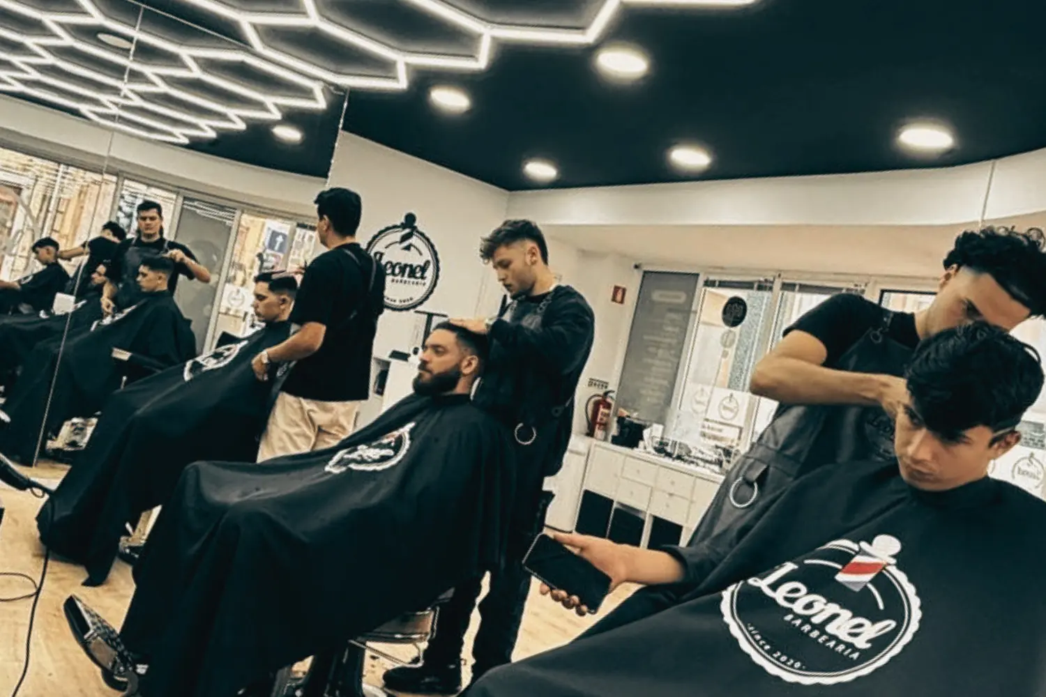 Equipa da Leonel Barbearia a trabalhar no espaço da barbearia
